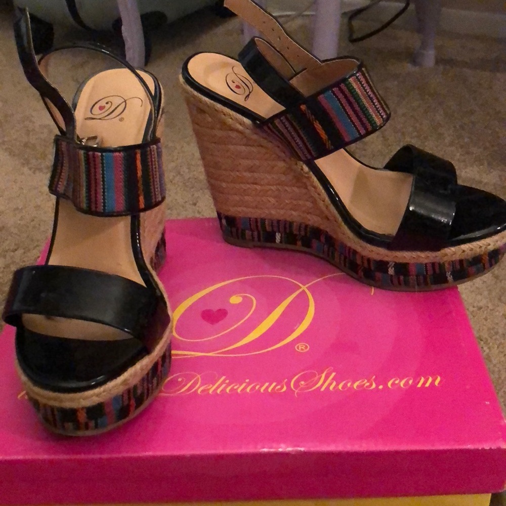 Wedges with hemp and woven fabric detail